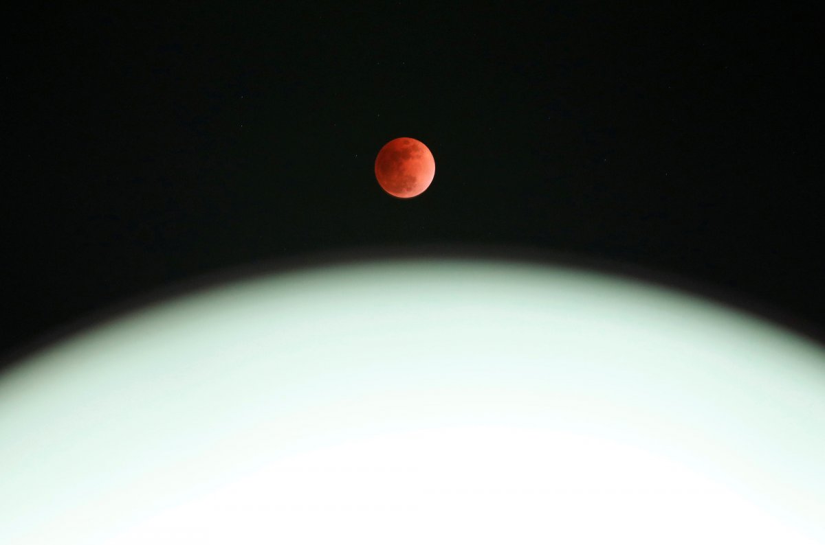 Super Luna albastră sângerie, văzută în diferite colțuri ale lumii