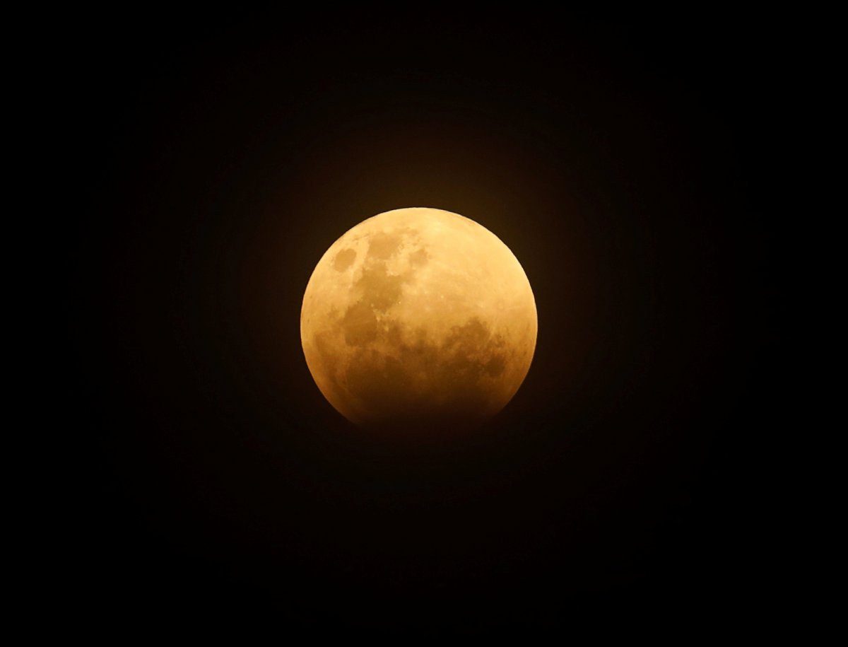 Super Luna albastră sângerie, văzută în diferite colțuri ale lumii