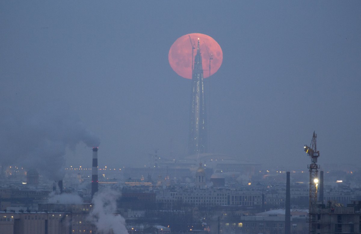 Super Luna albastră sângerie, văzută în diferite colțuri ale lumii