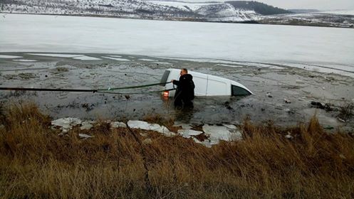 Машина вместе с пассажирами въехала в озеро: водитель превысил скорость