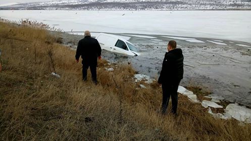 Машина вместе с пассажирами въехала в озеро: водитель превысил скорость