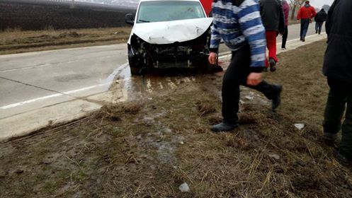 Машина вместе с пассажирами въехала в озеро: водитель превысил скорость