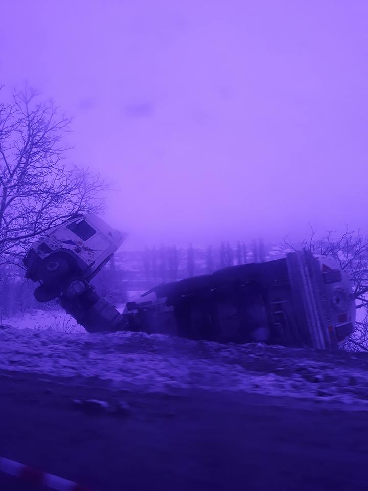 O autocisternă cu gaz lichefiat s-a răsturnat la Cornești