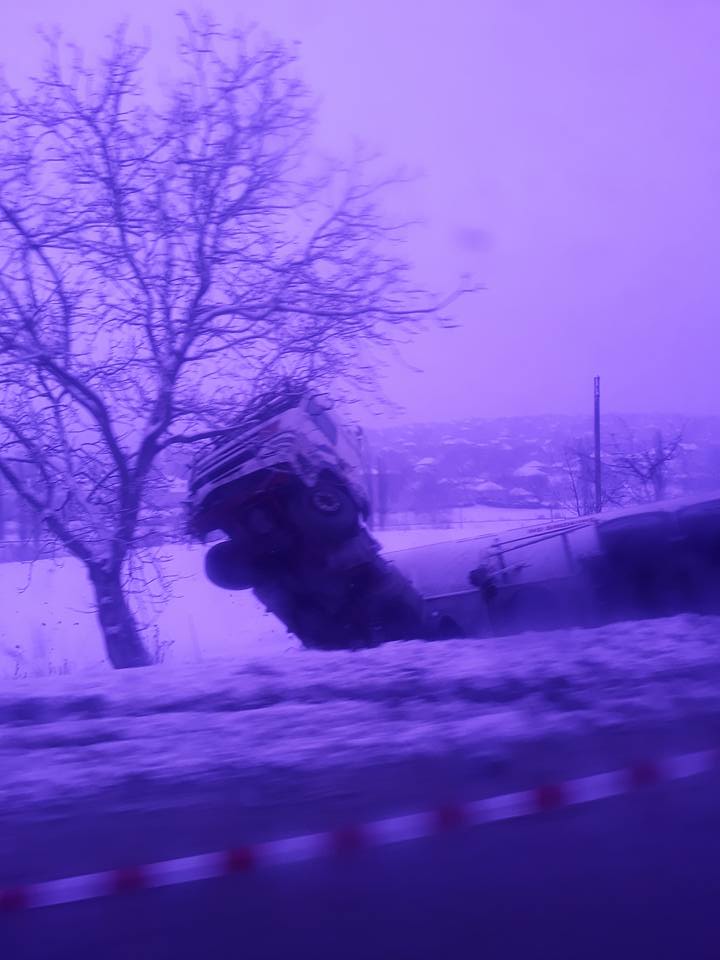 O autocisternă cu gaz lichefiat s-a răsturnat la Cornești