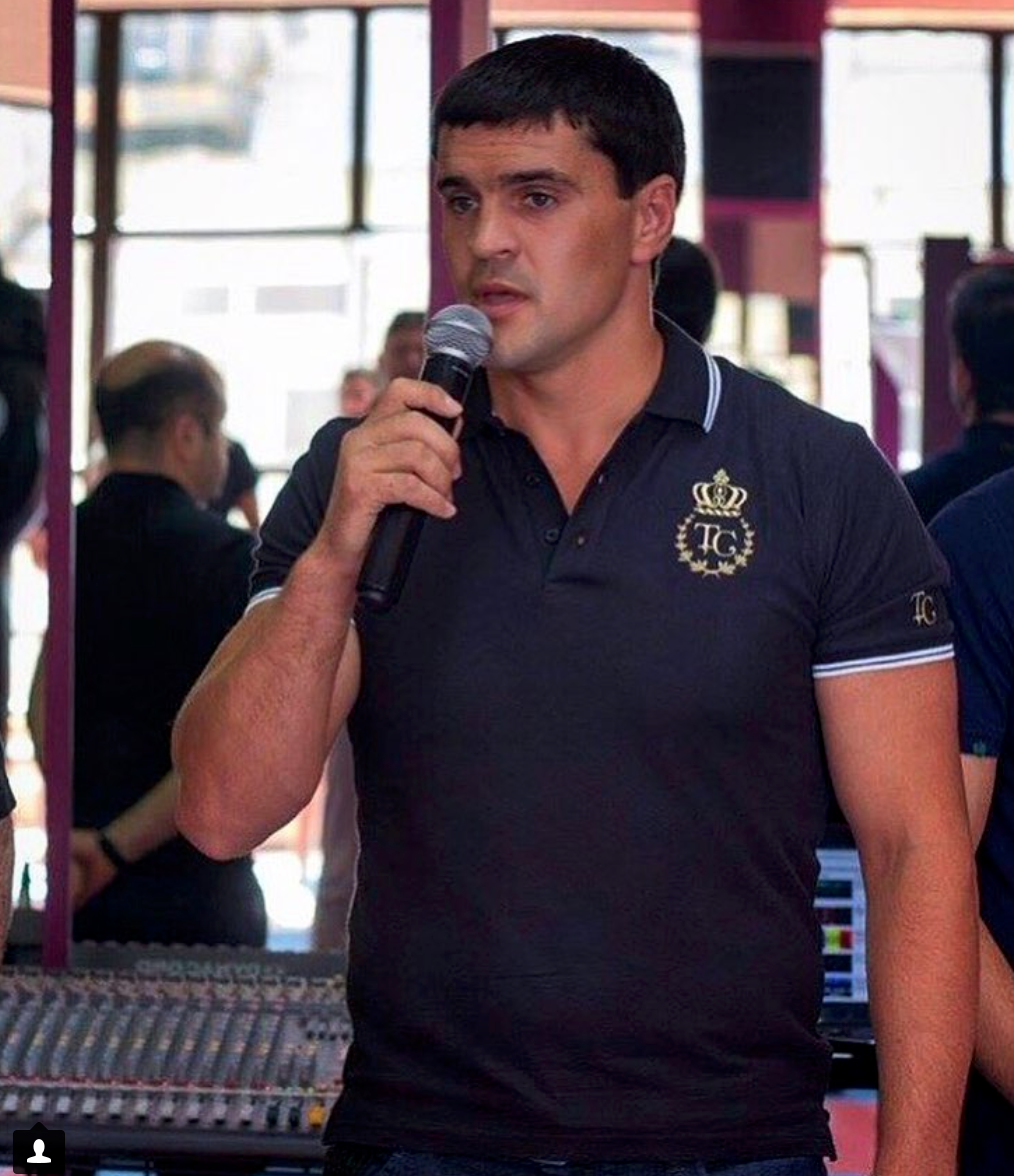 Constantin Țuțu are linie vestimentară: Haine aurite şi drapelul Moldovei
