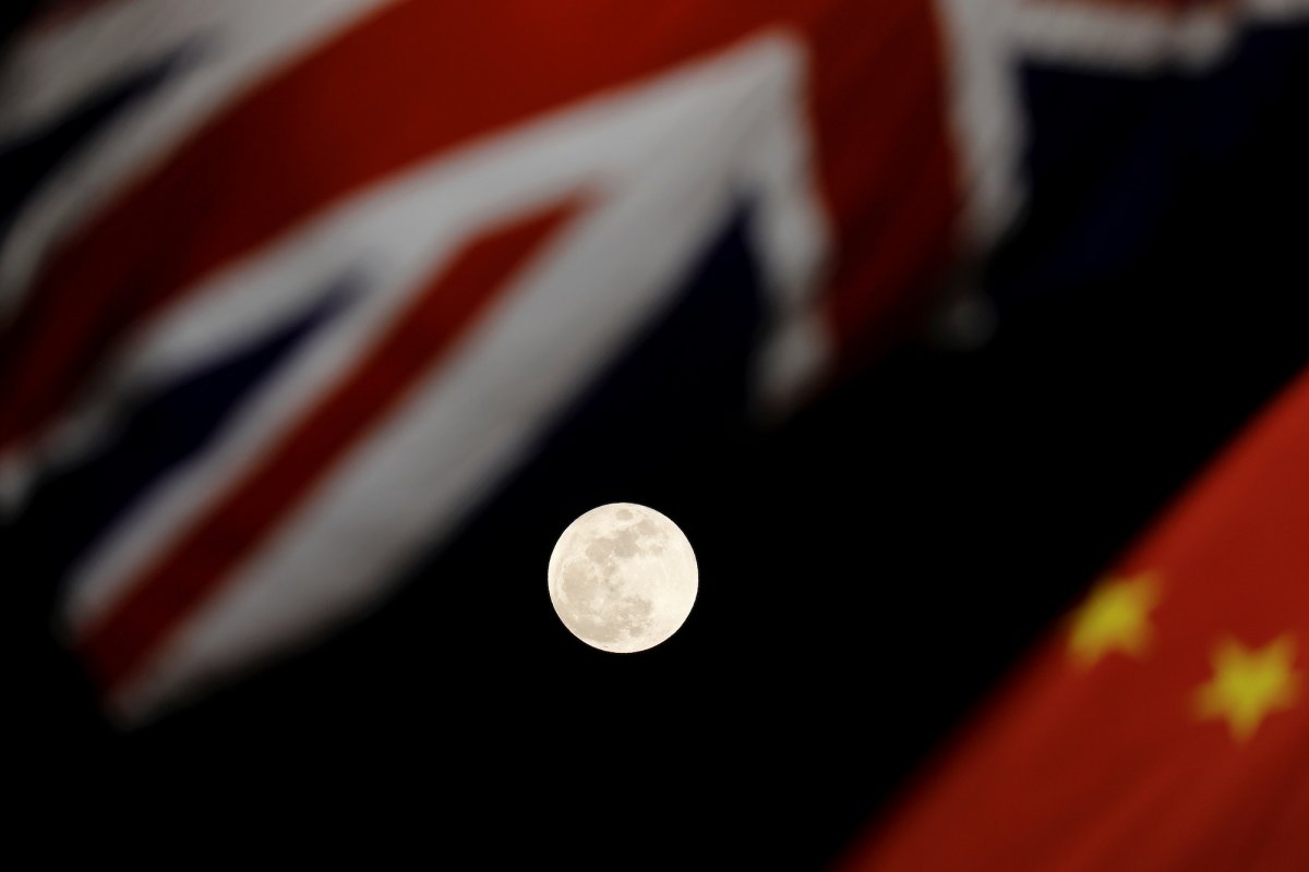 Super Luna albastră sângerie, văzută în diferite colțuri ale lumii