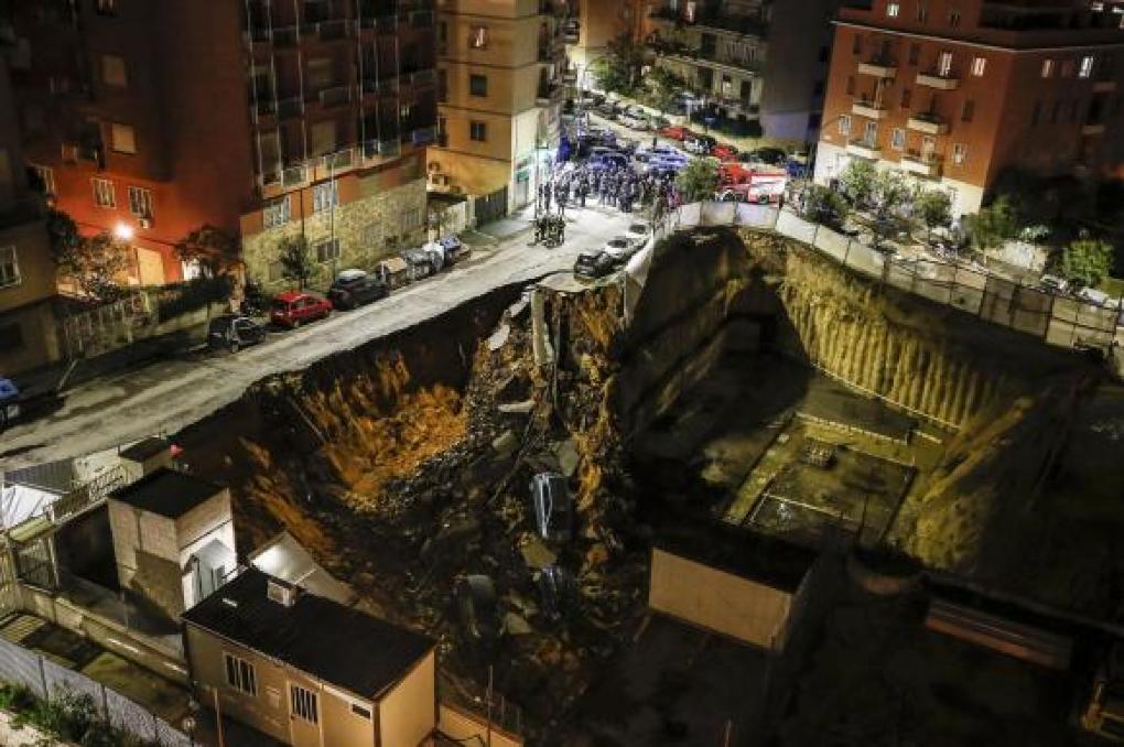 Italia: Un crater uriaș a înghițit 7 mașini. Zeci de familii, evacuate