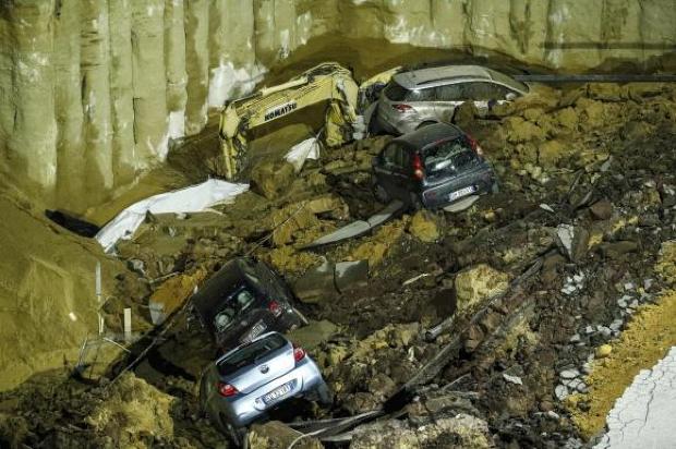 Italia: Un crater uriaș a înghițit 7 mașini. Zeci de familii, evacuate