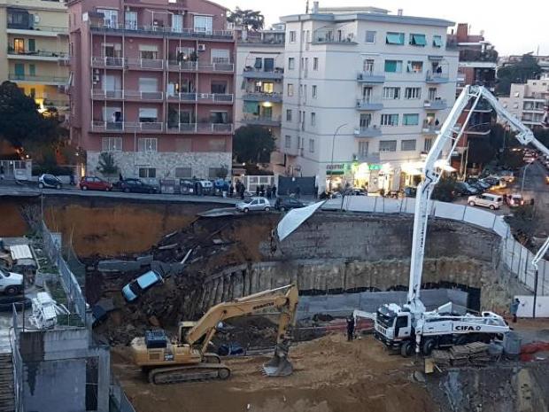 Italia: Un crater uriaș a înghițit 7 mașini. Zeci de familii, evacuate