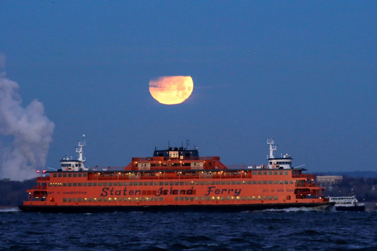 Super Luna albastră sângerie, văzută în diferite colțuri ale lumii