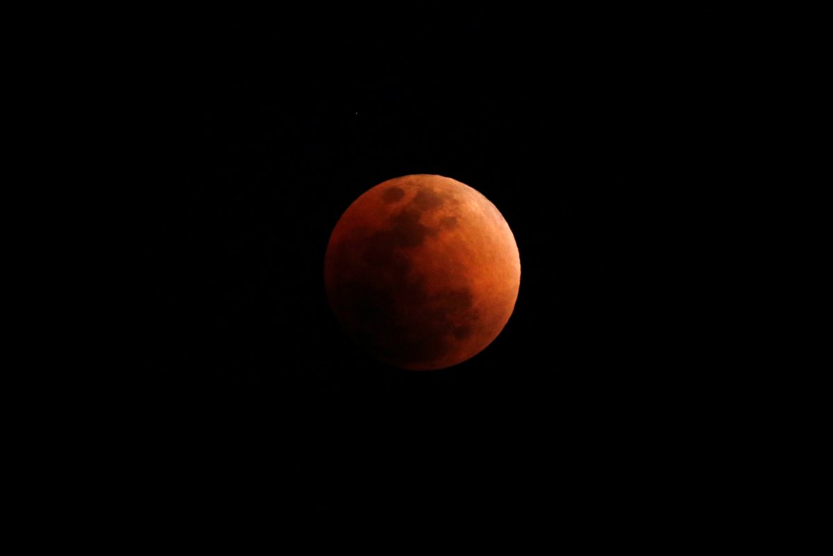 Super Luna albastră sângerie, văzută în diferite colțuri ale lumii