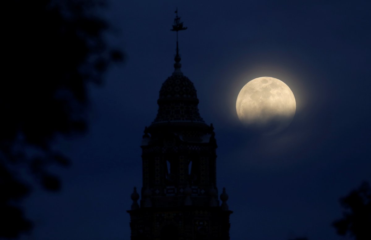 Super Luna albastră sângerie, văzută în diferite colțuri ale lumii