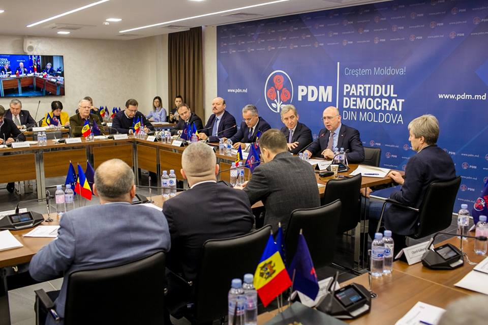 Guvernul și conducerea Parlamentului s-au reunit la sediul Partidului Democrat