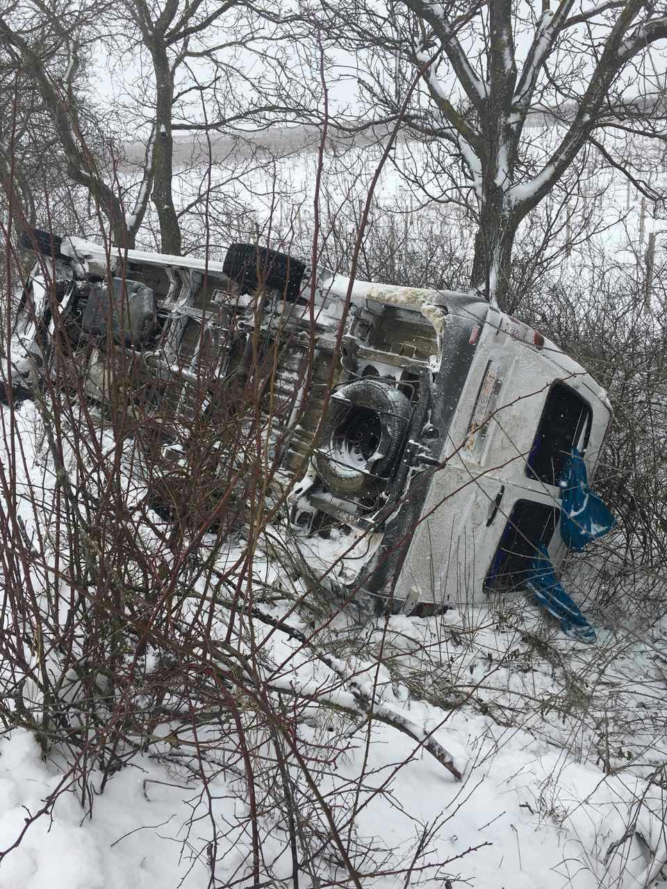 Microbuz de pe ruta Chișinău-Molești, răsturnat în șanț: 5 răniți