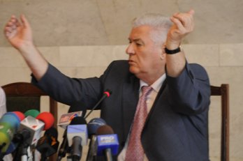 Voronin către o ziaristă: Aseară ai fost foarte efectă la noutăți. Ai ieșit într-o rochie de primăvară… Ha-ha-ha. Serios! Ți-aș dona vreo 10 milioane! Voronin către o ziaristă: Aseară ai fost foarte efectă la noutăți. Ai ieșit într-o rochie de primăvară… Ha-ha-ha. Serios! Ți-aș dona vreo 10 milioane!