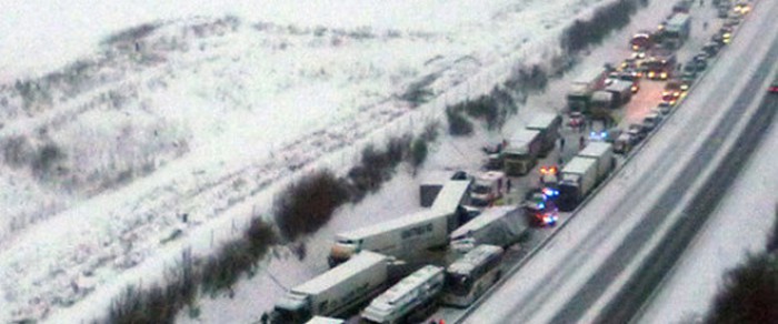 Accident în lanţ produs în condiţii de viscol în Slovacia. Cel puţin 24 de persoane au fost rănite după ce 40 de maşini au intrat în coliziune Accident în lanţ produs în condiţii de viscol în Slovacia. Cel puţin 24 de persoane au fost rănite după ce 40 de maşini au intrat în coliziune