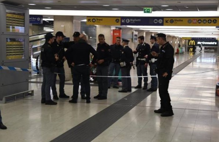 (video) Alertă în Italia: Un bărbat a înjughiat un agent de poliţie şi un militar în gara din Milano (video) Alertă în Italia: Un bărbat a înjughiat un agent de poliţie şi un militar în gara din Milano