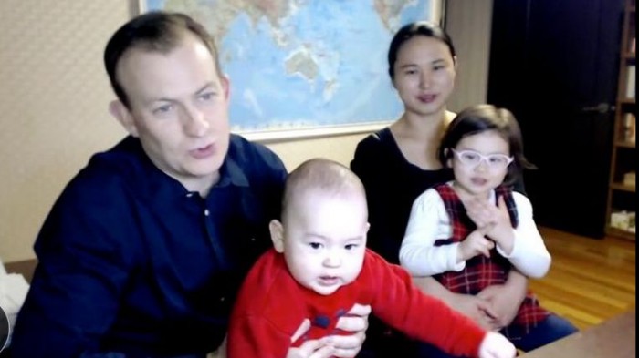 Analistul de politică externă întrerupt de cei doi copii mici în timp vorbea în direct la BBC: A fost o comedie a erorilor Analistul de politică externă întrerupt de cei doi copii mici în timp vorbea în direct la BBC: A fost o comedie a erorilor