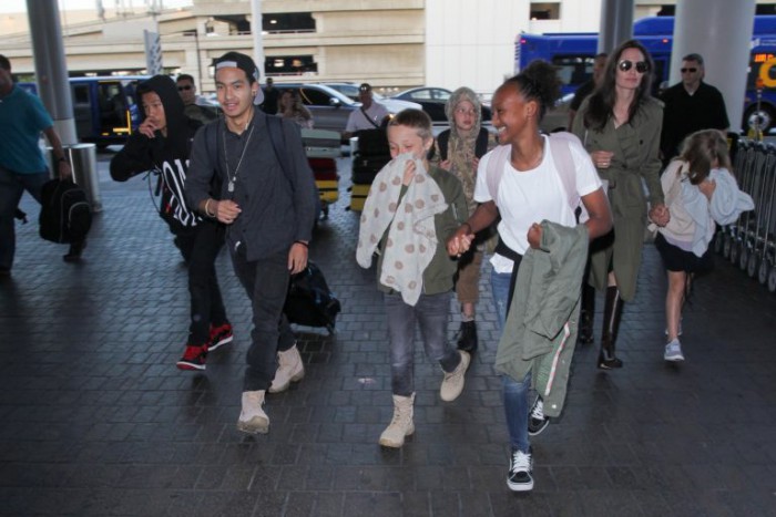 Angelina Jolie a plecat în vacanță cu cei șase copii. Unde a fost Brad Pitt Angelina Jolie a plecat în vacanță cu cei șase copii. Unde a fost Brad Pitt