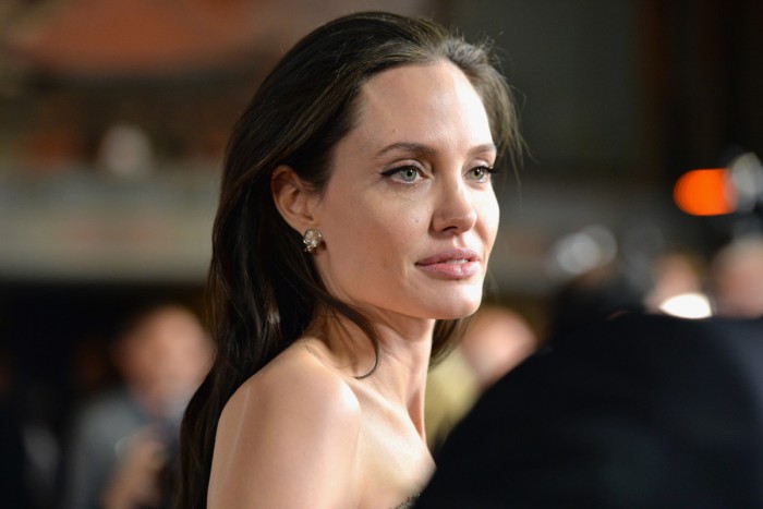 Angelina Jolie mărturisește că nu există nimic bun în a fi singură Angelina Jolie mărturisește că nu există nimic bun în a fi singură
