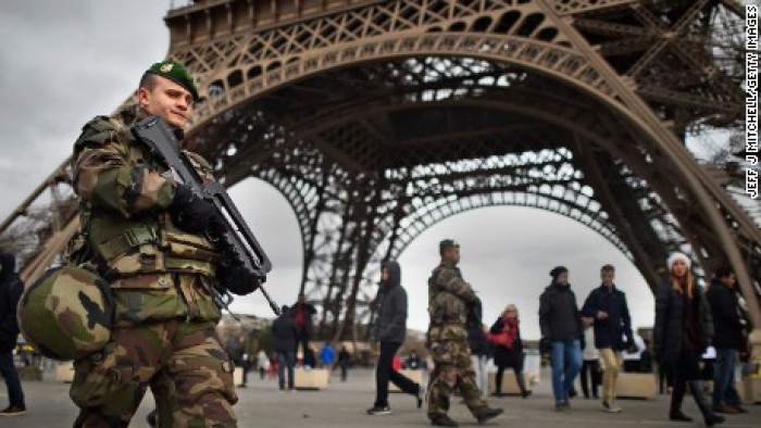 (video) Atac în Paris asupra unui grup de militari: Şase răniţi, doi dintre care în stare gravă, după ce au fost loviţi de un vehicul (video) Atac în Paris asupra unui grup de militari: Şase răniţi, doi dintre care în stare gravă, după ce au fost loviţi de un vehicul