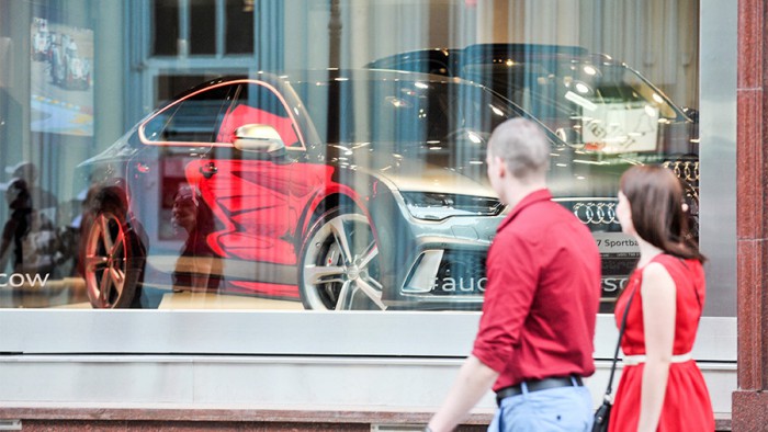 Au dat lovitura. Hoţii au reuşit să fure 13 automobile de lux dintr-un salon auto din Moscova Au dat lovitura. Hoţii au reuşit să fure 13 automobile de lux dintr-un salon auto din Moscova