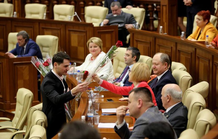Cadourile deputaților și ale funcționarilor Parlamentului, în vizor: În termen de 5 zile de la primire vor trebui declarate Cadourile deputaților și ale funcționarilor Parlamentului, în vizor: În termen de 5 zile de la primire vor trebui declarate