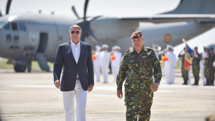 Carmen Iohannis a postat un emoticon cu inimioare la fotografia lui Klaus Iohannis de la Baza Militară din județul Constanța Carmen Iohannis a postat un emoticon cu inimioare la fotografia lui Klaus Iohannis de la Baza Militară din județul Constanța