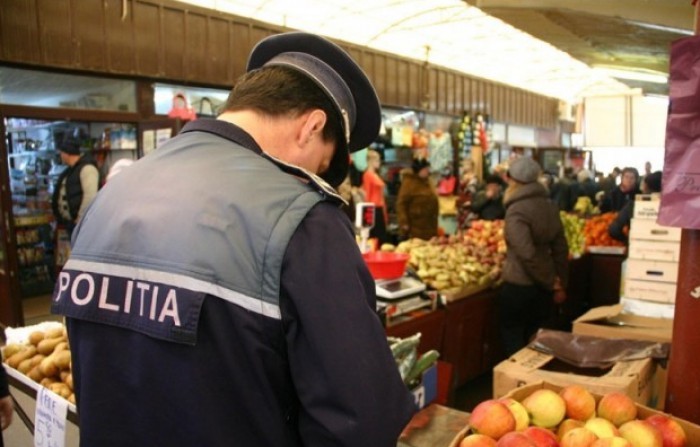 Câțiva comercianți moldoveni au rămas fără marfă la Iași. Autoritățile au confiscat o tonă de dulciuri Câțiva comercianți moldoveni au rămas fără marfă la Iași. Autoritățile au confiscat o tonă de dulciuri