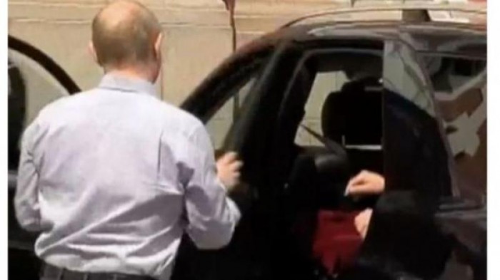 Cine este pasagerul misterios căruia Vladimir Putin îi deschide ușa? Un clip cu președintele rus a devenit viral Cine este pasagerul misterios căruia Vladimir Putin îi deschide ușa? Un clip cu președintele rus a devenit viral