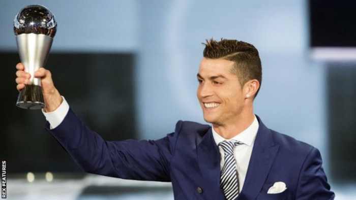 Cristiano Ronaldo a primit un nou trofeu individual! Portughezul a devenit pentru a patra oară fotbalistul anului Cristiano Ronaldo a primit un nou trofeu individual! Portughezul a devenit pentru a patra oară fotbalistul anului