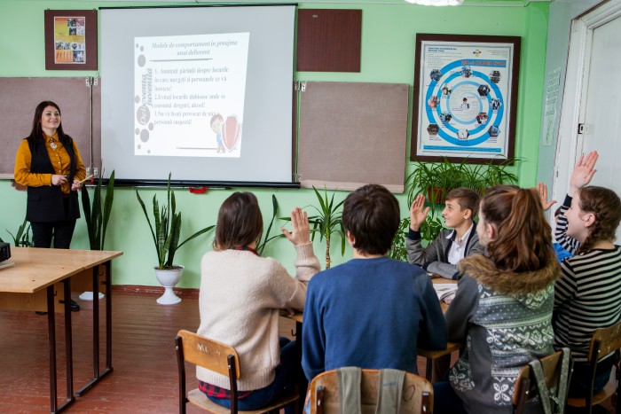Cum poți obține un proiector, un ecran şi un laptop pentru școala ta Cum poți obține un proiector, un ecran şi un laptop pentru școala ta