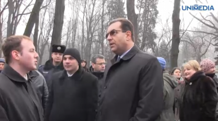 (video) Stop Cadru. Marian Lupu, luat la rost de oameni, lângă bustul lui Grigore Vieru (video) Stop Cadru. Marian Lupu, luat la rost de oameni, lângă bustul lui Grigore Vieru