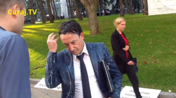 Dosarul lui Donică, activistul care a turnat o găleată cu lapte peste ministrul Finanțelor, trimis în judecată. Riscă până la 5 ani de închisoare Dosarul lui Donică, activistul care a turnat o găleată cu lapte peste ministrul Finanțelor, trimis în judecată. Riscă până la 5 ani de închisoare