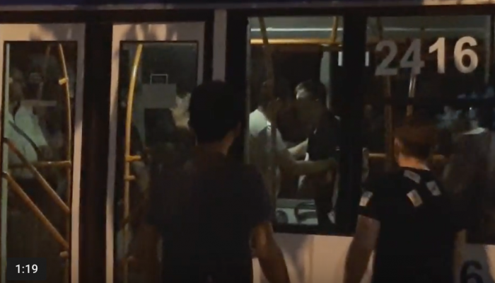 După 10 zile de la incident, tinerii care au lovit o taxatoare cu piciorul în piept sunt cercetați în stare de libertate: Ce spune poliția După 10 zile de la incident, tinerii care au lovit o taxatoare cu piciorul în piept sunt cercetați în stare de libertate: Ce spune poliția