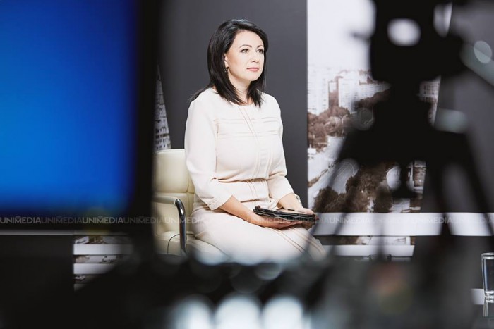 Elena Robu, prezentatoarea emisiunii Alb&Negru de la UNIMEDIA, pleacă din țară: Am decis să plec în Franța Elena Robu, prezentatoarea emisiunii Alb&Negru de la UNIMEDIA, pleacă din țară: Am decis să plec în Franța
