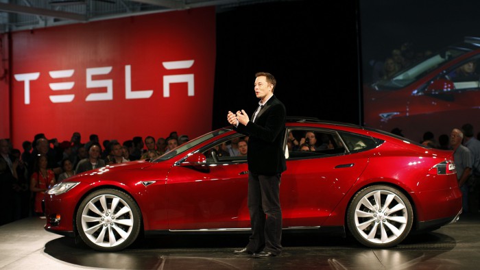 Elon Musk a recunoscut că are în garaj două mașini cu motoare cu ardere internă Elon Musk a recunoscut că are în garaj două mașini cu motoare cu ardere internă