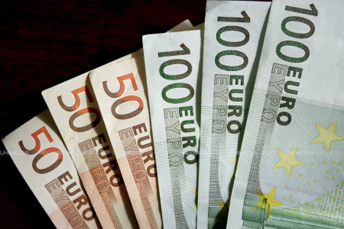 Expert economic: Moldovenii dau pe gratis băncilor 3,4 miliarde lei, dar sunt de aproape 4 ori mai grijulii cu banii lor față de români Expert economic: Moldovenii dau pe gratis băncilor 3,4 miliarde lei, dar sunt de aproape 4 ori mai grijulii cu banii lor față de români
