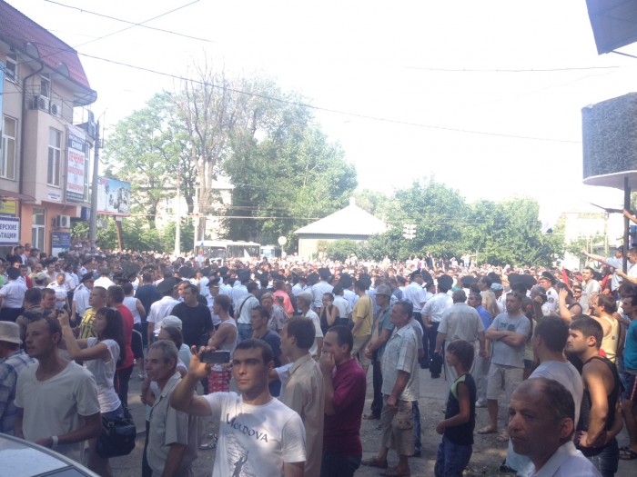 (foto, video) Bălţi: Participanţii la marş, atacaţi cu pietre de statalişti (foto, video) Bălţi: Participanţii la marş, atacaţi cu pietre de statalişti