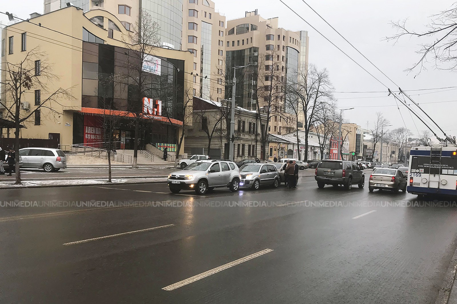 Accident în lanț pe Ștefan cel Mare: Trei mașini s-au ciocnit la semafor