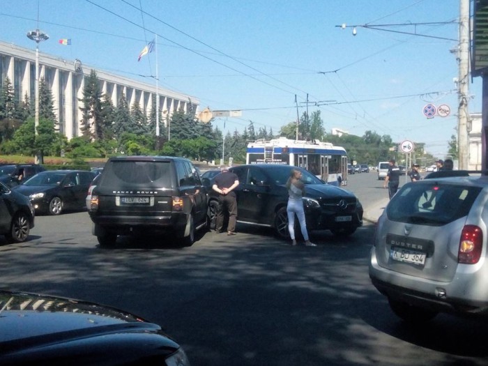 (foto) Accident rutier cu implicarea a două mașini de lux în capitală. Un Range Rover s-a ciocnit cu un Mercedes (foto) Accident rutier cu implicarea a două mașini de lux în capitală. Un Range Rover s-a ciocnit cu un Mercedes