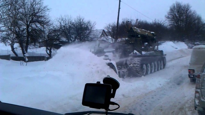 (foto) Armata Naţională a scos pe traseul M14 un tanc modificat pentru a ajuta şoferii blocaţi (foto) Armata Naţională a scos pe traseul M14 un tanc modificat pentru a ajuta şoferii blocaţi