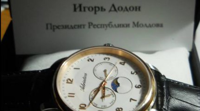 (foto) Ceas personalizat marca Igor Dodon. Cadoul pe care l-a primit un profesor de la Tiraspol (foto) Ceas personalizat marca Igor Dodon. Cadoul pe care l-a primit un profesor de la Tiraspol
