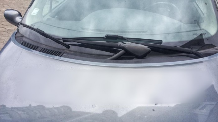 (foto) Chişinău: Un necunoscut a scris un mesaj cu un obiect ascuţit pe capota unui Renault (foto) Chişinău: Un necunoscut a scris un mesaj cu un obiect ascuţit pe capota unui Renault