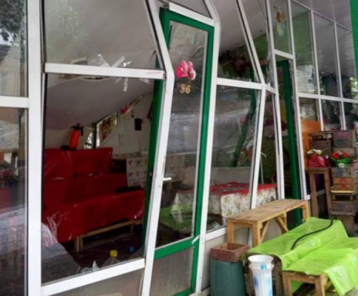 (foto) Gherete cu flori, distruse de un arbore doborât la pământ (foto) Gherete cu flori, distruse de un arbore doborât la pământ