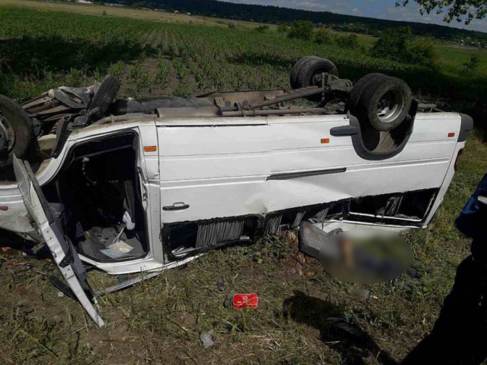 (foto) Grav accident rutier cu implicarea unui microbuz de linie. Doi oameni au murit (foto) Grav accident rutier cu implicarea unui microbuz de linie. Doi oameni au murit