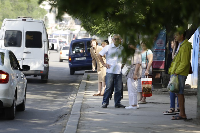 (foto) Ieri în mașină de ministru, azi în așteptarea troleibuzului. Cum a fost surprinsă Corina Fusu (foto) Ieri în mașină de ministru, azi în așteptarea troleibuzului. Cum a fost surprinsă Corina Fusu