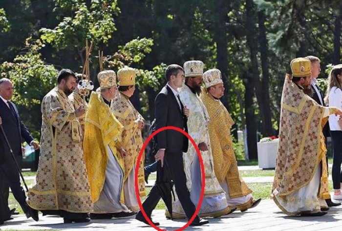 (foto) Igor Dodon, păzit ca Plahotniuc: Bodyguarzii președintelui, dotați cu umbrele antiglonț la o depunere de flori (foto) Igor Dodon, păzit ca Plahotniuc: Bodyguarzii președintelui, dotați cu umbrele antiglonț la o depunere de flori