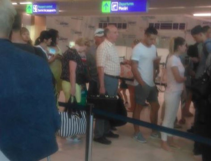 (foto) James Pettit, surprins stând în rând la Aeroportul din Chișinău. Nu a trecut prin sala delagațiilor oficiale (foto) James Pettit, surprins stând în rând la Aeroportul din Chișinău. Nu a trecut prin sala delagațiilor oficiale