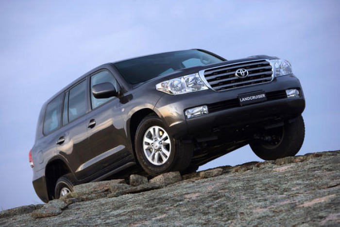 (foto) Moldova: Toyota Land Cruiser 200 îşi arată muşchii tractând un TIR (foto) Moldova: Toyota Land Cruiser 200 îşi arată muşchii tractând un TIR